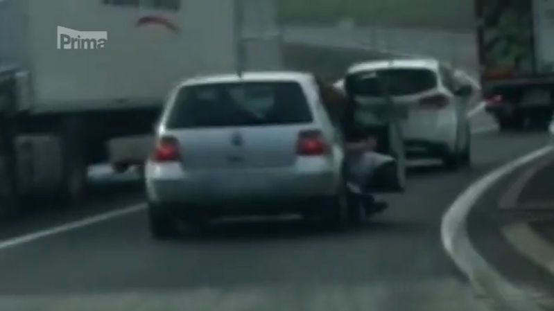 Řidička natočila u českých hranic ženu, která trčela z jedoucího auta